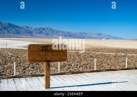 Panneau signalant le point le plus bas en Amérique du Nord à Badwater Basin Saline Flat, Death Valley National Park, Californie, États-Unis Banque D'Images