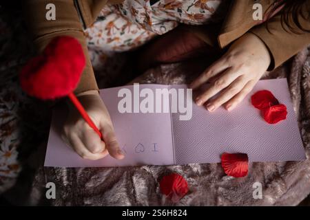 Écrire sur une carte de Saint-Valentin Banque D'Images