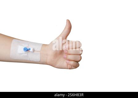 Concept de patient heureux. Main avec cathéter veineux périphérique montrant pouce vers le haut isolé sur fond blanc Banque D'Images
