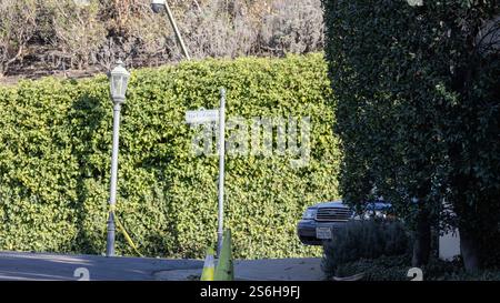 Pacific Palisades, Californie, États-Unis. 16 janvier 2025. Les voitures des agents de l'ATF sont garées sur la via la Costa, ce qui, selon les enquêteurs, est le point de départ de l'incendie de Palisades, que le responsable de l'information a qualifié de "scène de crime". Cette unité d'enquête spéciale avec le Bureau fédéral de l'alcool, du tabac et des armes à feu se concentre sur le flanc de la montagne, à proximité d'un développement résidentiel luxueux et Skull RockTrail tête sur le Temescal Ridge Trail dans le parc d'État de Topanga. Le feu est actuellement contenu à 19% à 23 713 acres. 3 328 maisons/structures ont été détruites, 591 autres endommagées, an Banque D'Images