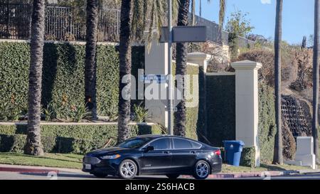 Pacific Palisades, Californie, États-Unis. 16 janvier 2025. Le véhicule de l'enquêteur spécial ATF stationné sous le panneau via Las Palmas, devant les murs paysagers d'un complexe de logements luxueux, où de nombreuses maisons ont brûlé dans l'incendie de Palisades. C'est très près du point de départ de l'incendie de Palisade, qui a commencé à 10h30 le 7 janvier 2025, près de la tête de pont de Skull Rock sur le Temescal Ridge Trail dans le parc d'État de Topanga. Le feu est actuellement contenu à 19% à 23 713 acres. 3 328 maisons/structures ont été détruites, 591 autres endommagées et 8 civils ont fait des victimes. (Crédit Banque D'Images