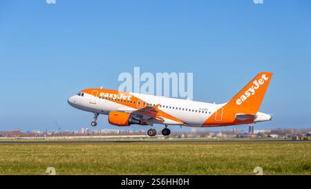 EasyJet au départ de l'aéroport de Schiphol Banque D'Images