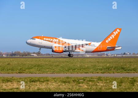 EasyJet Airbus A319-100 (G-EZFI) au départ de l'aéroport de Schiphol Banque D'Images