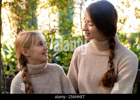 Mère et fille partageant un moment d'amour à l'extérieur Banque D'Images