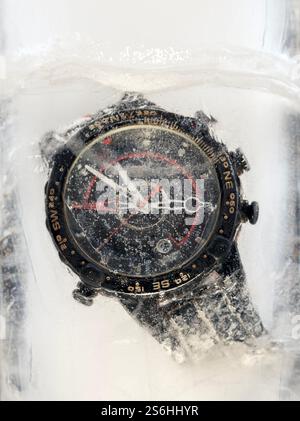 Regardez Frozen in Ice Block Banque D'Images