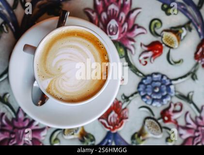 Café du matin sur la table colorée Banque D'Images