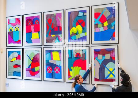 Londres, Royaume-Uni. 17 janvier 2025. KAWS, UPS AND DOWNS, 2013, estimation : £30 000 - 50 000 - Phillips, Londres, annonce ses ventes aux enchères Highlights of the Evening & Day Editions qui se dérouleront du 23 au 24 janvier 2025. Crédit : Guy Bell/Alamy Live News Banque D'Images