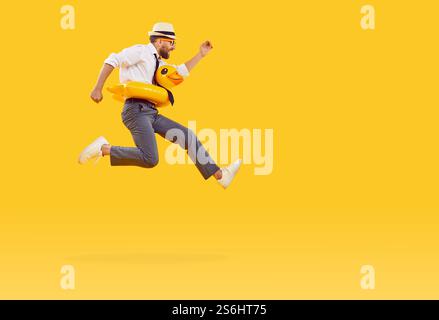 Homme heureux dans l'usure de bureau avec anneau de canard gonflable en caoutchouc saut pour vacances de rêve d'été Banque D'Images