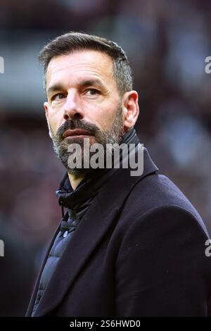 Photo du dossier datée du 16-01-2025 du dossier photo datée du 14/12/24 de Ruud van Nistelrooy, qui dit que le sort de survie de son camp redescendra jusqu’au dernier match. Date d'émission : vendredi 17 janvier 2025. Banque D'Images