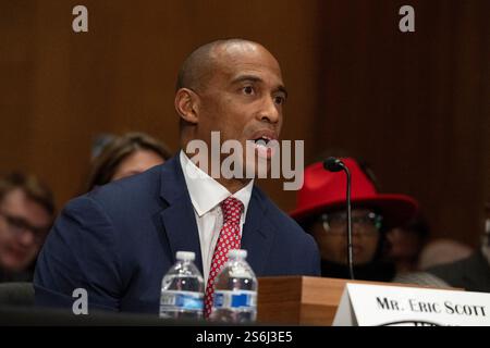 Washington, États-Unis. 16 janvier 2025. Eric Scott Turner, secrétaire du logement et du développement urbain des États-Unis, prononce un discours d'ouverture pour l'audience du Sénat sur les banques, le logement et les affaires urbaines afin d'examiner sa nomination prévue pour le poste, dans le Dirksen Senator Office Building à Washington DC, le jeudi 16 janvier 2025, à Washington DC, aux États-Unis. Photo Mattie Neretin/CNP/ABACAPRESS. COM Credit : Abaca Press/Alamy Live News Banque D'Images