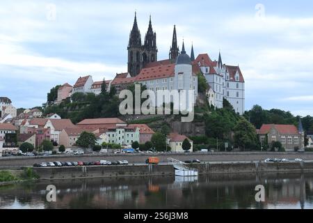 Meißen Blick auf Meißen mit Burgberg, Dom und Albrechtsburg vom rechten Elbufer aus. Meißen ist die Kreisstadt des gleichnamigen Landkreises im Freistaat Sachsen, Hat mehr als 29,000 Einwohner und trägt den Status Große Kreisstadt. *** Meißen vue de Meißen avec la colline du château, la cathédrale et le château d'Albrechtsburg de la rive droite de l'Elbe Meißen est la ville de district du district du même nom dans l'État libre de Saxe, a plus de 29 000 habitants et a le statut d'une grande ville de district xRx Banque D'Images