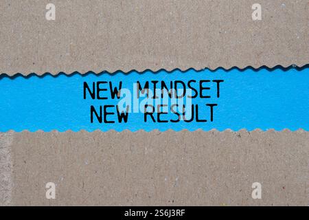 New Mindset nouveau message de résultat écrit sur papier déchiré déchiré sur fond bleu. Conceptuel nouvel état d'esprit nouveau symbole de résultat. Copier l'espace. Banque D'Images