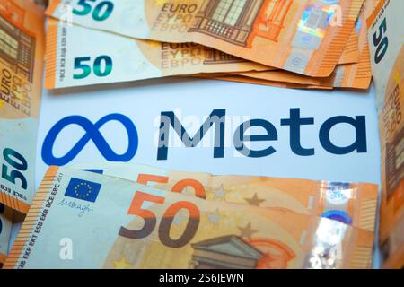 17 janvier 2025, Florence Italie, dans cette illustration photo, Meta logo avec billets en euros. Banque D'Images