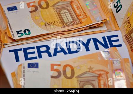 17 janvier 2025, Florence Italie, dans cette illustration photo, logo Teradyne avec billets en euros. Banque D'Images
