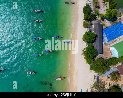Vue aérienne de Phuket Beach avec long Tail Boats et terrain de basket-ball Banque D'Images