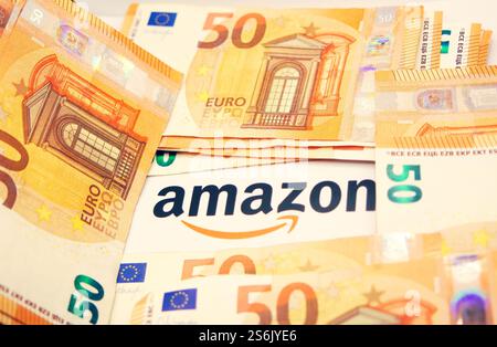 17 janvier 2025, Florence Italie, dans cette illustration photo, logo Amazon avec billets en euros. Banque D'Images