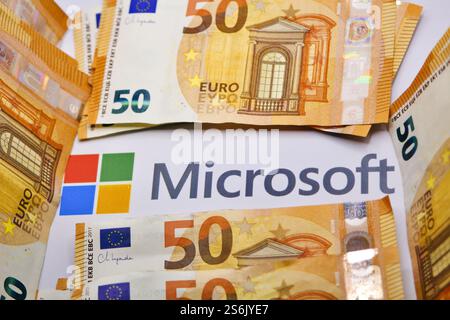 17 janvier 2025, Florence Italie, dans cette illustration photo, logo Microsoft avec billets en euros. Banque D'Images