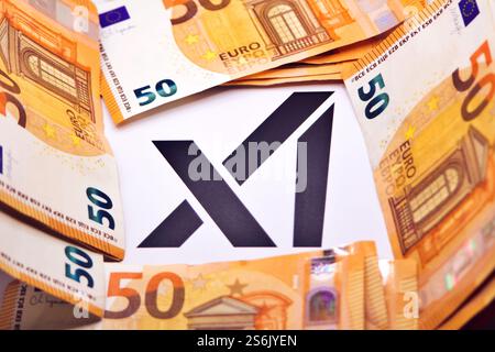 17 janvier 2025, Florence Italie, dans cette illustration photo, logo avec billets en euros. Banque D'Images