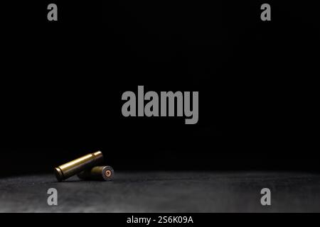 Composition minimaliste mettant l'accent sur les éléments militaires et dramatiques avec un accent sur l'armement. Photo de haute qualité Banque D'Images