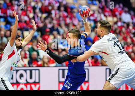 Hani Abderrafik Bounab (algérien, #02), Simone Mengon (Italien, #15), Zine Eddine Boughaba (algérien, #17) DEN, Italien vs. algérien, Handball, IHF Weltmeisterschaft 2025, Gruppe B, Spieltag 2, 16.01.2025 Foto : Eibner-Pressefoto/Marcel von Fehrn Banque D'Images