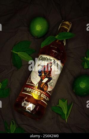 Ukraine Tchernigov, 14 août 2022... La bouteille de Captain Morgan original Spiced Gold Rum sur fond noir. Photo de haute qualité Banque D'Images