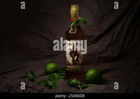 Ukraine Tchernigov, 14 août 2022... La bouteille de Captain Morgan original Spiced Gold Rum sur fond noir. Photo de haute qualité Banque D'Images