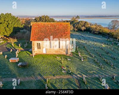 vue aérienne de st wilfred une église médiévale dans l'église norton sur la rive du port de pagham dans l'ouest du sussex Banque D'Images