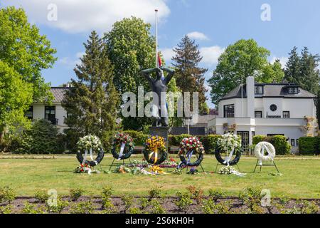 Journée nationale néerlandaise du souvenir. Couronnes de l'armée, des églises et de la municipalité au Rosarium Banque D'Images