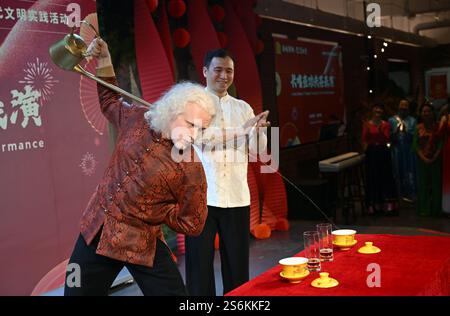 Pékin, Chine. 17 janvier 2025. Un résident étranger apprend à utiliser une théière à long bec lors d'une réunion communautaire dans le sous-district de Zuojiazhuang du district de Chaoyang à Pékin, capitale de la Chine, le 17 janvier 2025. Les résidents chinois et étrangers du sous-district de Zuojiazhuang à Pékin ont pris part à diverses activités culturelles lors d'une réunion communautaire qui s'est tenue vendredi avant le Festival du printemps. Crédit : Jin Liangkuai/Xinhua/Alamy Live News Banque D'Images
