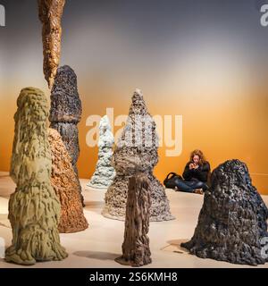 Londres, Royaume-Uni. 17 janvier 2025. L'installation artistique gratuite 'Born from Stone' de l'artiste polonais Goshka Macuga au Mithraeum de Londres s'inspire du temple de Mithras à travers une installation ressemblant à une grotte évoquant le paysage souterrain des origines du temple avec des stalagmites et des stalactites, fabriquées à partir de mousse. L'ESPACE Londres Mithraeum Bloomberg présente une série de commandes d'art contemporain, répondant à l'histoire archéologique du site. La commission était exposée depuis juillet 2024 et clôturera demain, 18 janvier. Crédit : Imageplotter/Alamy Live News Banque D'Images