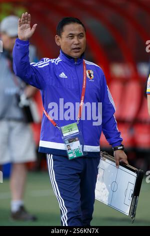 WINNIPEG, CANADA - 16 JUIN : L'entraîneur-chef du Japon, Norio Sasaki, fait des gestes en quittant le terrain après que son équipe ait battu l'Équateur 1-0 dans un match du Groupe C de la Coupe du monde féminine de la FIFA, le 16 juin 2015 au stade de Winnipeg, au Canada. Usage éditorial exclusif. Utilisation commerciale interdite. (Photographie de Jonathan Paul Larsen / Diadem images) Banque D'Images