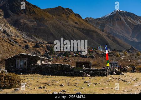 Langtang Village - 16 octobre 2024 : boutiques de thé vues sur un sentier entre Langtang Village et Kyanjin Gompa dans l'Himalaya du Népal Banque D'Images