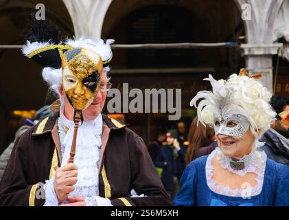 VENISE, ITALIE - 14 FÉVRIER 2015 : deux aînés masqués sur la place Saint-Marc pendant le carnaval traditionnel. Banque D'Images