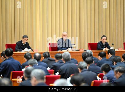 Pékin, Chine. 17 janvier 2025. Cai Qi, membre du Comité permanent du Bureau politique du Comité central du Parti communiste chinois (PCC) et membre du Secrétariat du Comité central du PCC, assiste à une réunion à laquelle participent les chefs des départements d'organisation du pays à Beijing, capitale de la Chine, le 17 janvier 2025. Crédit : Li Xiang/Xinhua/Alamy Live News Banque D'Images
