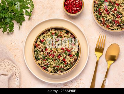 Photographie alimentaire de tabouleh salade avec grenade, boulgour ; persil, menthe, tomate, oignon de printemps, plat végétalien, cuisine arabe Banque D'Images