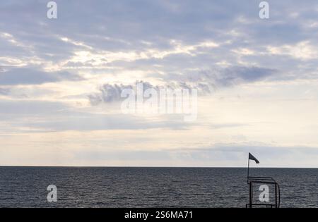 Drapeau blanc sur la tour de garde de la plage de mer Banque D'Images