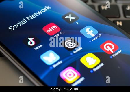 Dans cette illustration photo, le TikTok, Xiaohongshu (Rednote), X (Twitter), BlueSky, threads, Facebook, Instagram, Snapchat et le logo de l'application Pinterest sont affichés sur l'écran d'un smartphone. Banque D'Images