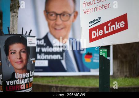 Wahlplakate zur Bundestagswahl AM 23.02.2025, CDU, Friedrich Merz, Bündnis Sahra Wagenknecht, Die Linke, Fellbach, Baden-Württemberg, Deutschland Wahlplakate zur Bundestagswahl AM 23.02.2025, Fellbach, Baden-Württemberg, Deutschland *** affiches électorales pour l'élection du Bundestag du 23 02 2025, CDU, Friedrich Merz, Alliance Sahra Wagenknecht, The Left, Fellbach, Baden Württemberg, Allemagne affiches électorales pour l'élection du Bundestag le 23 02 2025, Fellbach, Baden Württemberg, Allemagne Banque D'Images