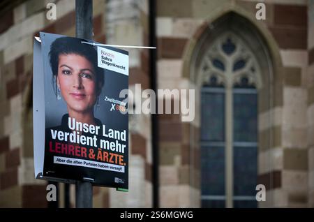 Wahlplakate zur Bundestagswahl AM 23.02.2025, Bündnis Sahra Wagenknecht, vor evangelische LutherkircheFellbach, Baden-Württemberg, Deutschland Wahlplakate zur Bundestagswahl AM 23.02.2025, Fellbach, Baden-Württemberg, Deutschland *** affiches électorales Württemberg pour l'élection au Bundestag le 23 02 2025, Alliance Sahra Wagenknecht, Allemagne, Baden Württemberg, Baden Allemagne, Baden 2025 Banque D'Images