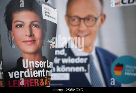 Wahlplakate zur Bundestagswahl AM 23.02.2025, CDU, Friedrich Merz, Bündnis Sahra Wagenknecht, Fellbach, Baden-Württemberg, Deutschland Wahlplakate zur Bundestagswahl AM 23.02.2025, Fellbach, Baden-Württemberg, Deutschland *** affiches électorales pour l'élection du Bundestag du 23 02 2025, CDU, Friedrich Merz, Alliance Sahra Wagenknecht, Fellbach, Baden Württemberg, Allemagne affiches électorales pour l'élection du Bundestag le 23 02 2025, Fellbach, Baden Württemberg, Allemagne Banque D'Images