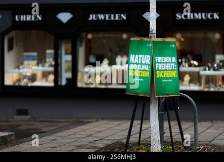 Wahlplakate zur Bundestagswahl AM 23.02.2025, Bündnis 90 Die Grünen, vor Juweliergeschäft, Fellbach, Baden-Württemberg, Deutschland Wahlplakate zur Bundestagswahl AM 23.02.2025, Fellbach, Baden-Württemberg, Deutschland *** affiches électorales pour l'élection du Bundestag le Bündnis 23 02 2025 Grünen, Württemberg 90 Die Württemberg, devant la bijouterie, Allemagne élection du Bundestag 23.02.02, Allemagne, Baden 2025, Baden Allemagne Banque D'Images