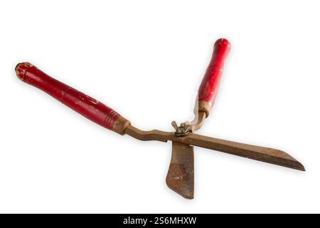 Vieux sécateurs rouillés coupés sur fond clair Banque D'Images