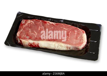 Steak de bœuf dans un emballage en aluminium sur un fond blanc Banque D'Images