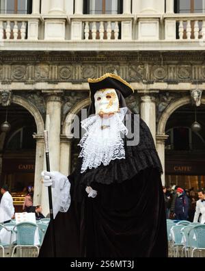VENISE, ITALIE - 14 FÉVRIER 2015 : masque vénitien traditionnel sur la place Saint-Marc pendant le carnaval. Banque D'Images