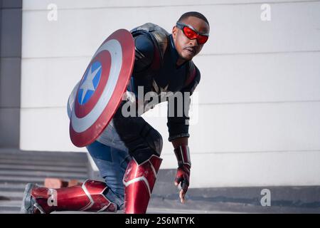 Captain America : Brave New World (2024) réalisé par Julius Onah et mettant en vedette Anthony Mackie, en tant que nouveau Captain America confronté aux menaces mondiales modernes dans cette aventure Marvel bourrée d'action. Photographie publicitaire ***USAGE ÉDITORIAL SEULEMENT***. Crédit : BFA / Eli Adé / Walt Disney Studios Banque D'Images