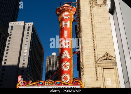 Chicago, Illinois - États-Unis - 13 janvier 2025 : le Chicago Theatre marquee dans le centre-ville de Chicago, Illinois, États-Unis. Banque D'Images