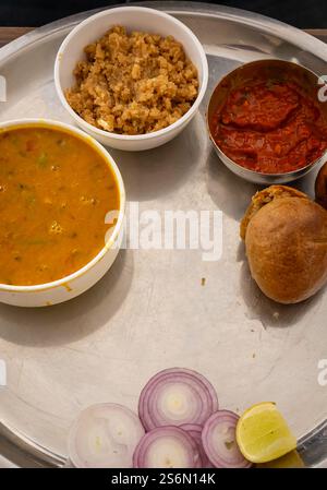 authentique nourriture traditionnelle indienne dal bati churma servi dans une plaque d'acier de l'image de l'angle supérieur est prise au rajasthan. Dal baati churma est un plat populaire Banque D'Images