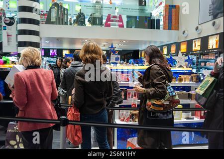 Paris, France,, Grande foule, femmes à l'intérieur, Centre commercial français, Carrousel du Louvre, vue générale, Sephora » Cosmetics Store, LVMH Banque D'Images