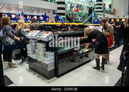 Paris, France, personnes, femmes, intérieur, centre commercial français, « Carrousel du Louvre », vue générale, boutique de cosmétiques « Sephora » » Banque D'Images