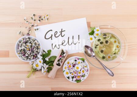 Get Well Soon Card avec du thé et des marguerites Banque D'Images